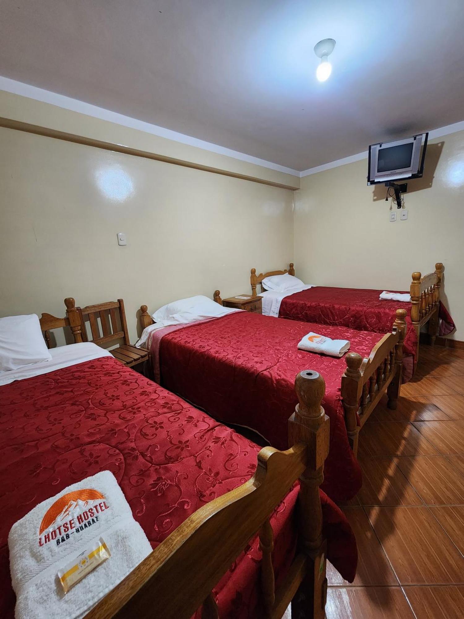 Lhotse Hostel B&B Уарас Экстерьер фото