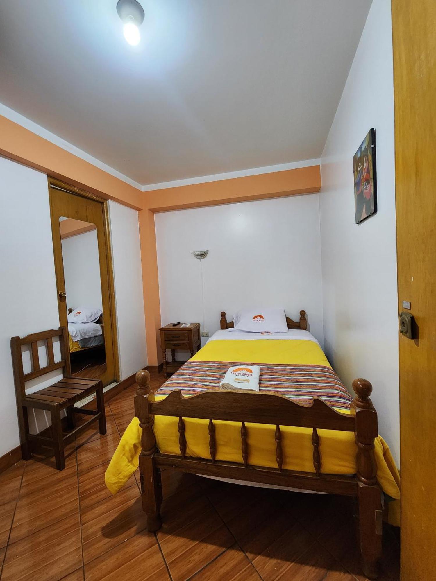 Lhotse Hostel B&B Уарас Экстерьер фото